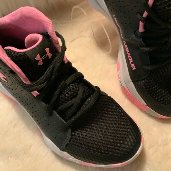 UNDER AMOUR - Black/pink boys Basketball shoes. Sz 3.5 Womens Sz 5 - Picture 2 of 6
